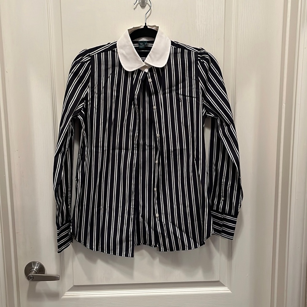 Professional and classic fitted button up.